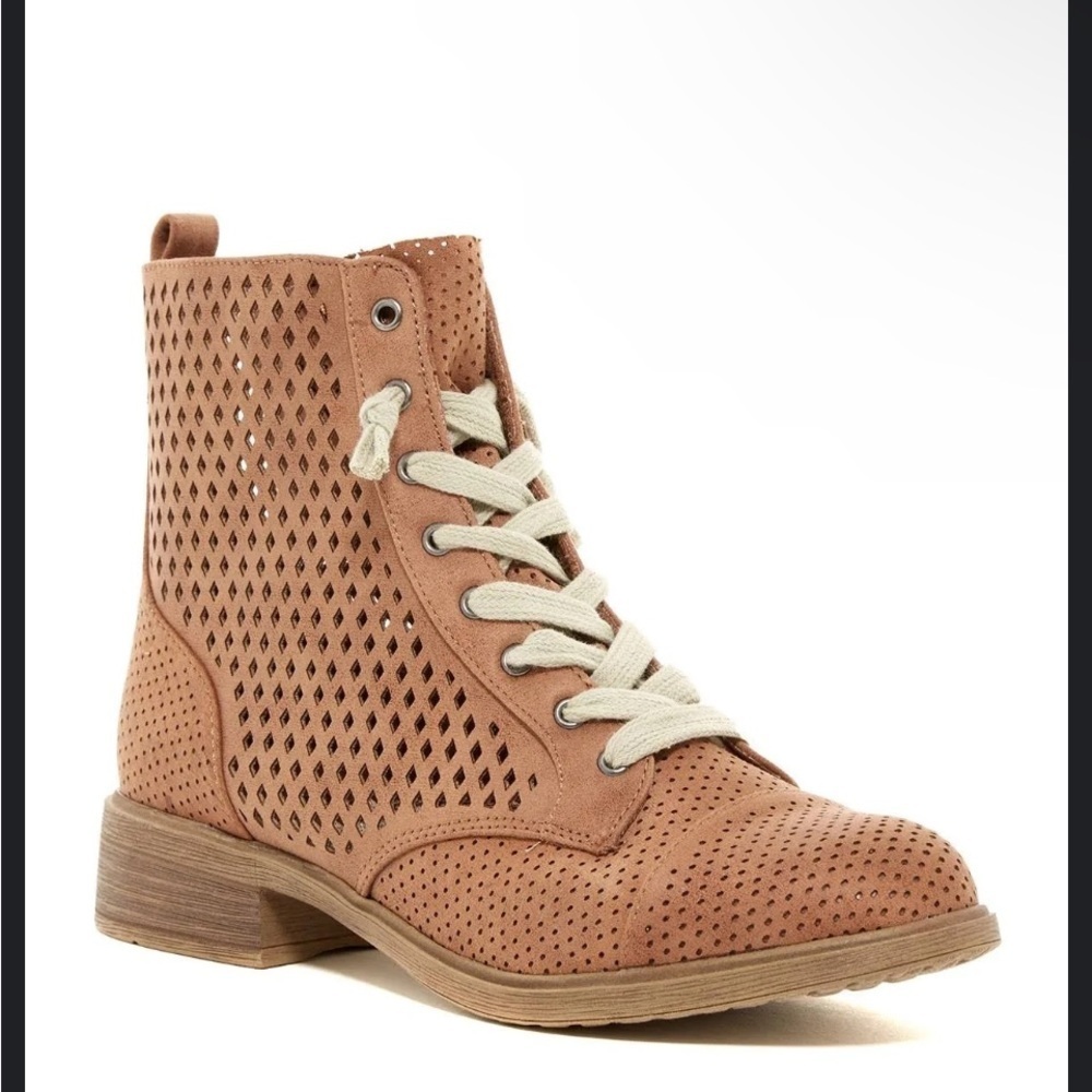 Report perforated leather lace-up boots, size 9